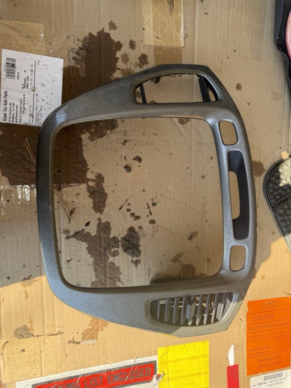 01-07 TOYOTA HIGHLANDER DASH CLIMATE CONTROL CD PLAYER RADIO BEZEL TRIM AIR VENT