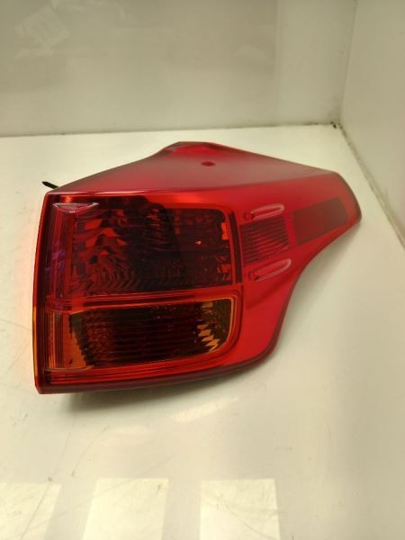 13-15 TOYOTA RAV4 XLE PASSENGER SIDE REAR QUARTER MOUNTED TAIL LIGHT