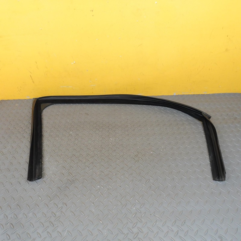 2018-2024 ALFA ROMEO STELVIO FRONT RIGHT DOOR GLASS RUN WEATHERSTRIP SEAL OEM
