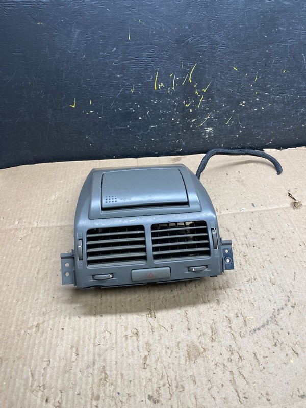 2007 to 2013 Suzuki Grand Vitara Center Console Air Vent Oem y7856DG