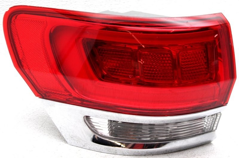 Non-US Market Jeep Grand Cherokee Left Side Tail Lamp Lens Chip