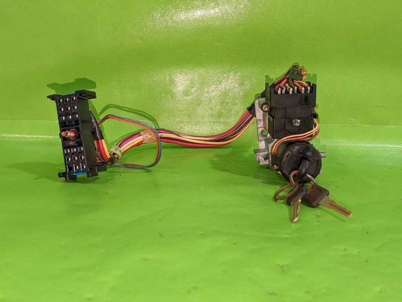 98 99 SILVERADO IGNITION SWITCH CYLINDER HOUSING W/KEY OEM 4518-3