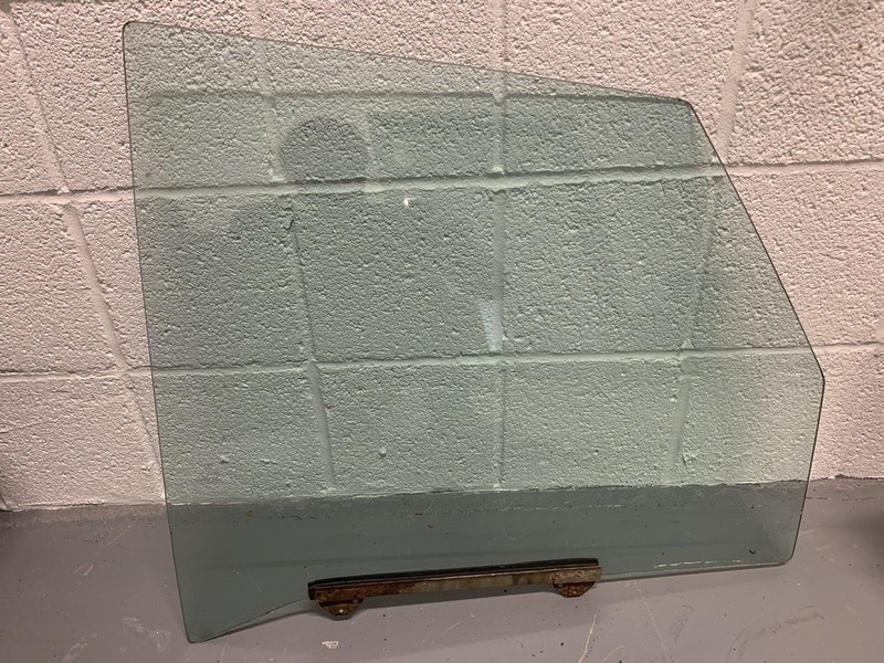 73-76 Mercedes Benz W115 Front Right Door Window Glass Passenger W 115