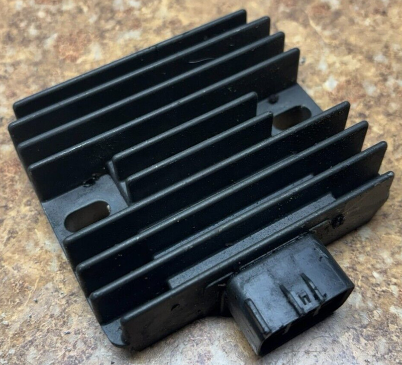 05 Kawasaki ZR750K ZR750 ZR 750 K ZR7 Voltage Regulator Rectifier Electrical C6