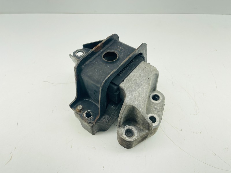 13-21 MITSUBISHI OUTLANDER ENGINE RIGHT SIDE MOUNT SUPPORT BRACKET OEM