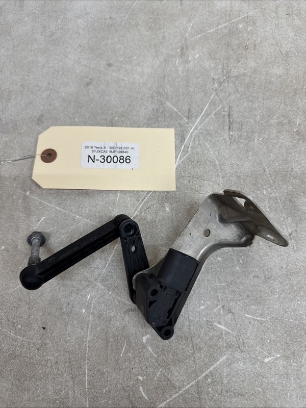 12-20 TESLA MODEL X S FRONT LEFT SUSPENSION HEIGHT LEVEL SENSOR OEM 30086 B61