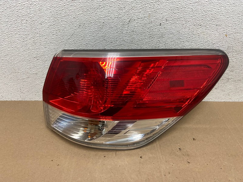 2013 to 2016 Nissan Pathfinder Passenger Right Side Tail Light Oem AE4936 LK