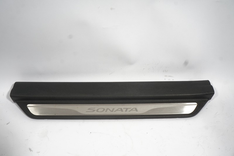 2011-2014 HYUNDAI SONATA FRONT RIGHT SIDE SCUFF TRIM ASSY DOOR STEP TRIM OEM