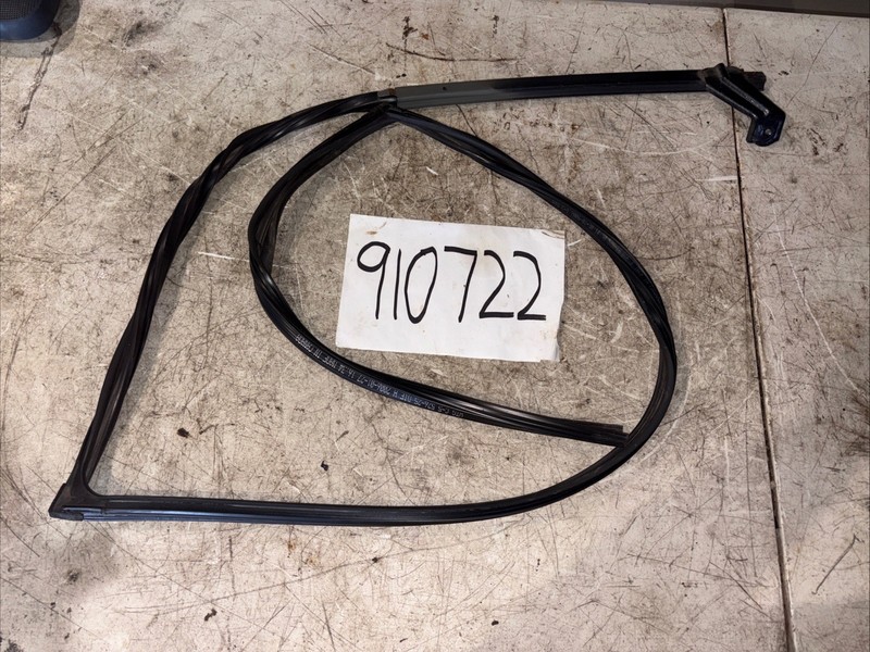 2006 - 2009 LEXUS RX350 DOOR WINDOW GLASS RUN CHANNEL GUIDE RUBBER FRONTRIGHT