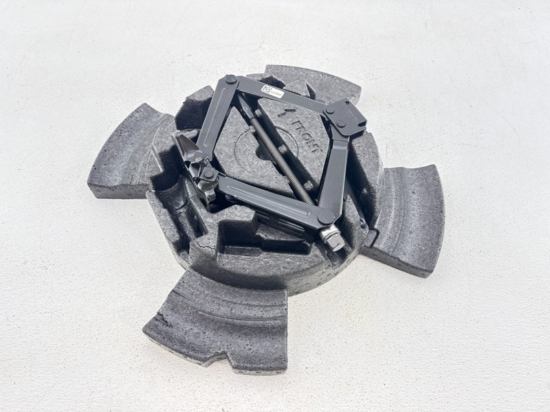 24-25 Chevrolet Trax Spare Tire Scissor Jack W/ Tools & Storage Foam *DAMAGE*