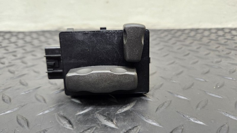 05-09 Chevrolet Trailblazer Front Left Driver Seat Switch 8 Way OEM 12451439