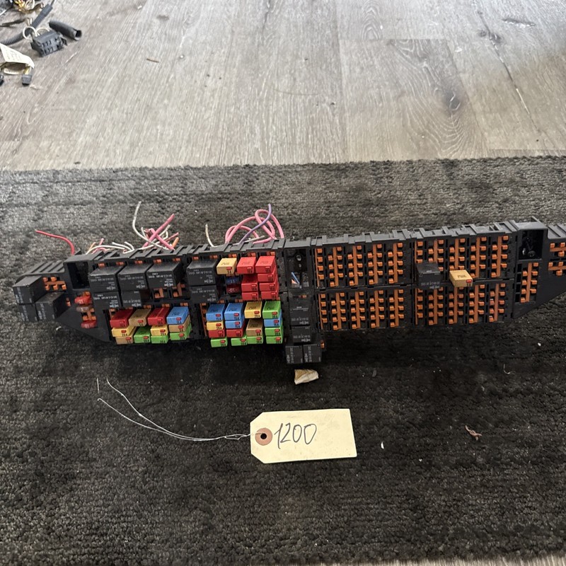 INTERNATIONAL FUSE / RELAY BLOCK - P/N: 10970916G