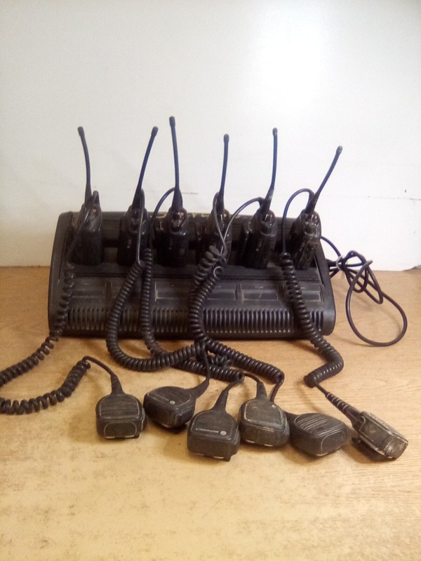 Motorola Impres WPLN4197A 6 Port Charging Station W/ 6 Radios AAH25SDC9AA3AN
