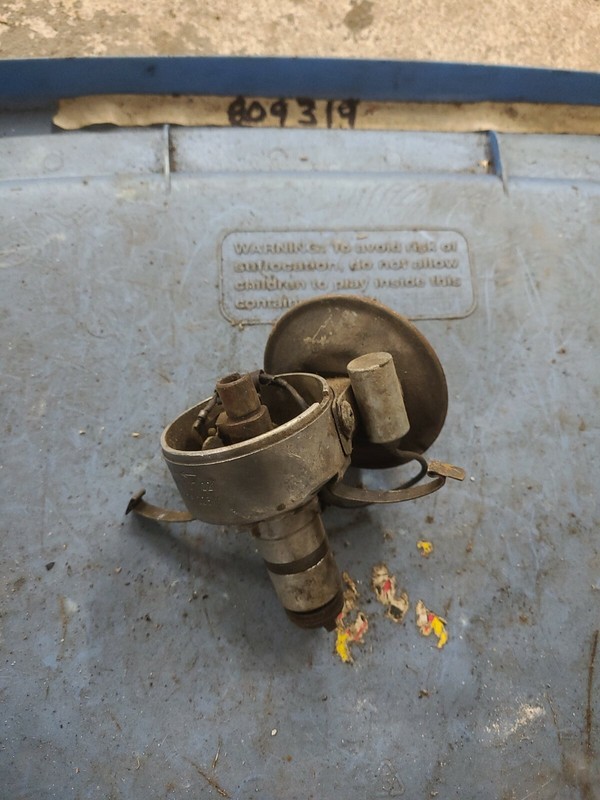 Volkswagen ignition distributor 0231137021 OEM no cap