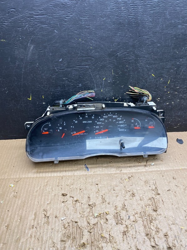 2006 Ford E350 Gauge Speedometer Cluster OEM v7642 DG