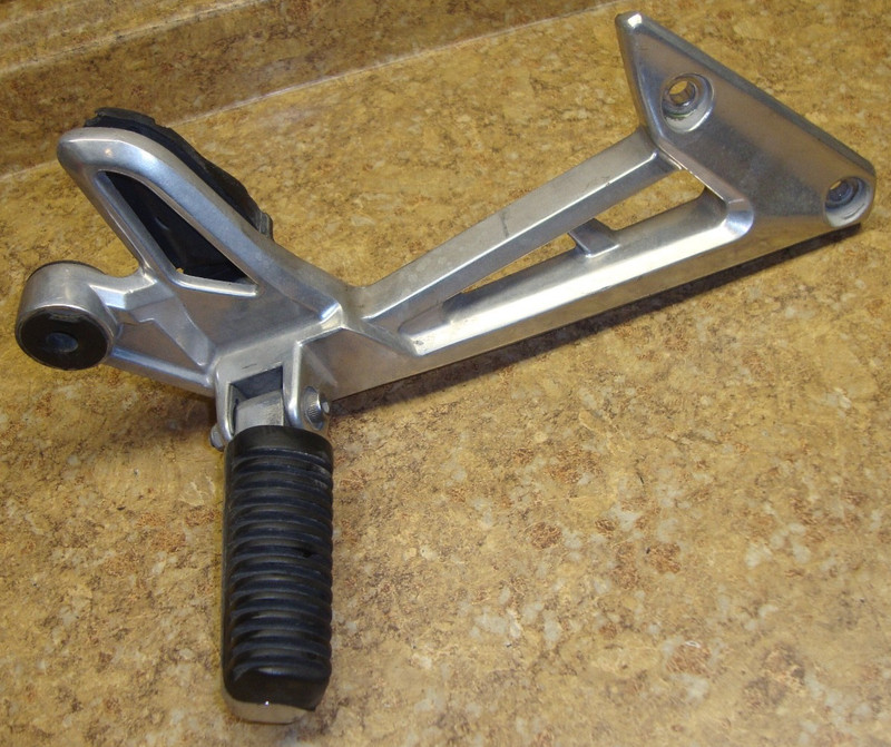 2001 Yamaha FZS1 FZ1 FZ 1 FZS1000 1000 Fazer Right Rear Foot Peg Pedal Back 01
