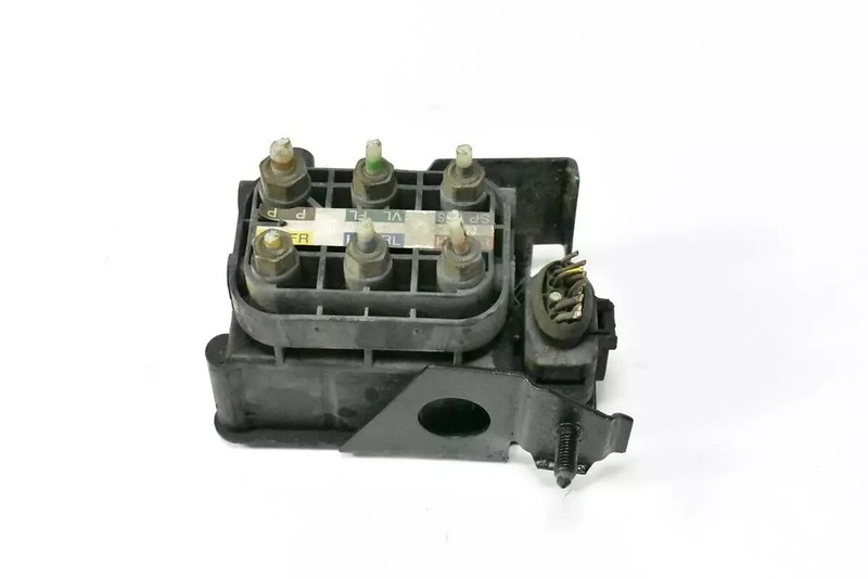 2007 Mercedes W216 S550 Airmatic Air Pneumatic Suspension Valve Block OEM