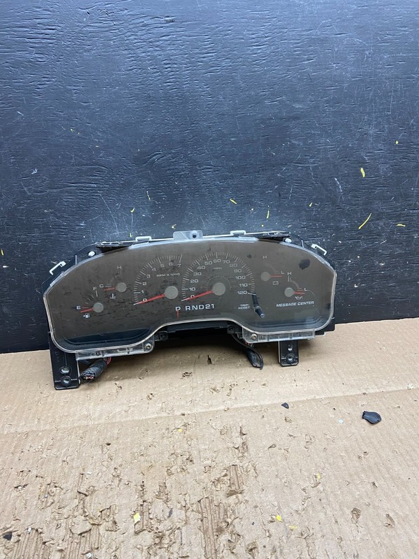 2008 2010 Land Rover LR2 Speedometer Cluster Gauge OEM V7750 DG