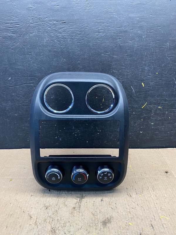 2011 to 2017 Jeep Compass Dash Climate Temperature Control Radio Bezel r8666 DG