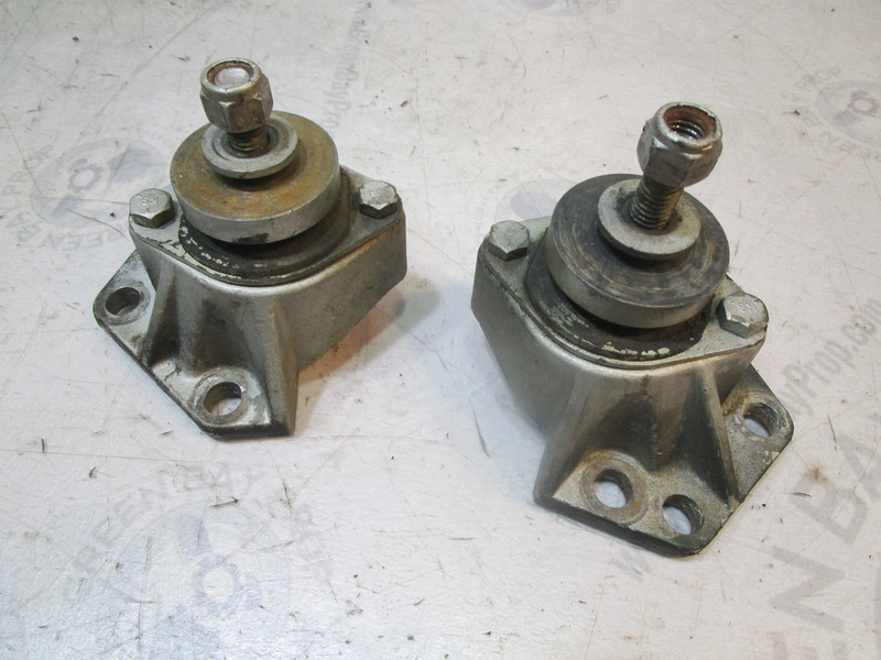 910597 0910340 OMC Stringer GM 3.0L 4 Cyl Stern Drive Engine Mount Bracket Set