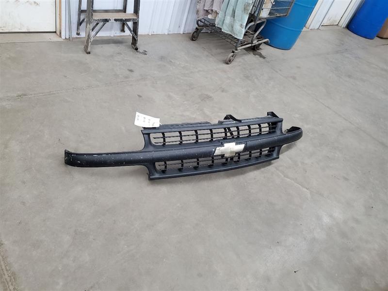 Grille Gray Center Bar Fits 99-02 SILVERADO 1500 PICKUP 282612