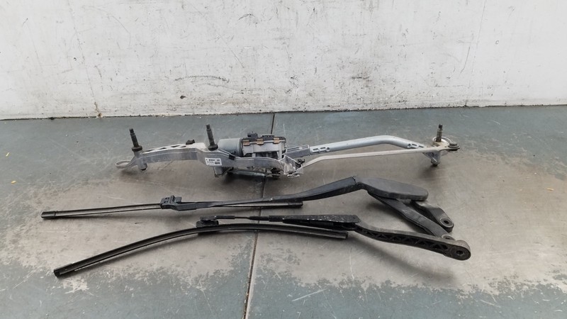2011 Mercedes Benz AMG E 63 Windshield Wiper Motor / Arms #6599 P4