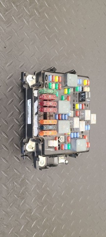 99-02 Chevrolet Silverado Engine Fuse Relay Junction Box OEM 12193645