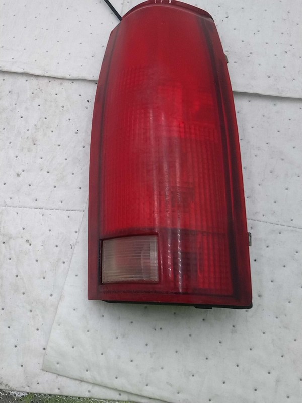 1998 Chevrolet Suburban 2500 Right Tail Light Assembly White 578585 Used
