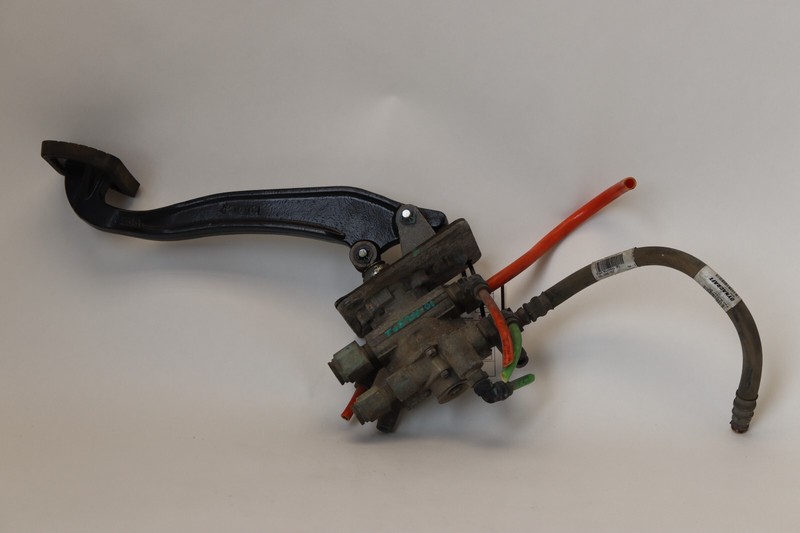 2013-2022 KENWORTH T680 PACCAR BENDIX PARKING BRAKE PEDAL ASSEMBLY OEM