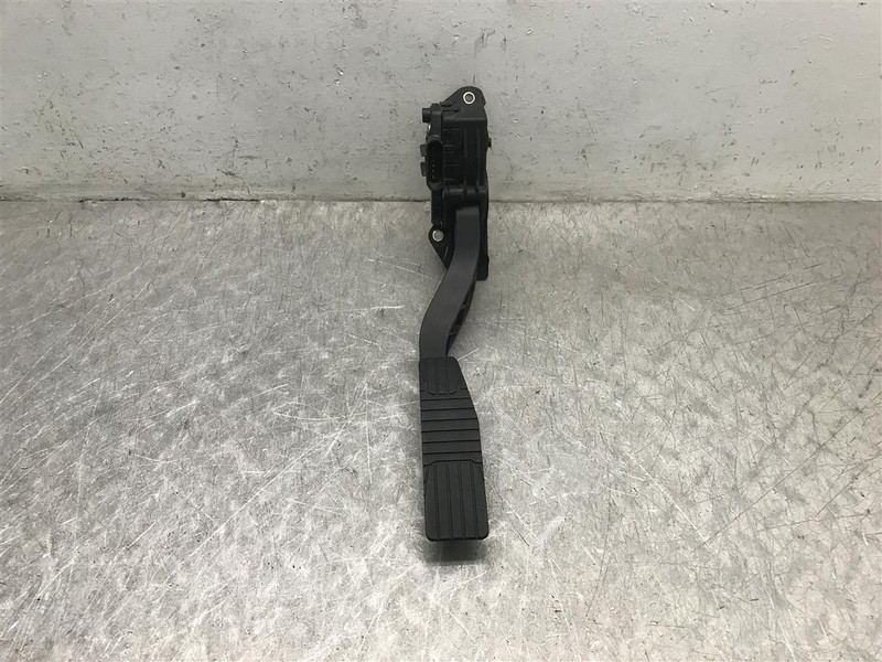 2008 SATURN VUE GAS GASOLINE PEDAL OEM 96626000