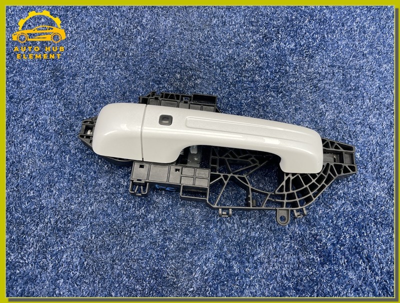 2019-2024 RAM 1500 Front Right Door Handle Assembly White Keyless OEM 68302784AG