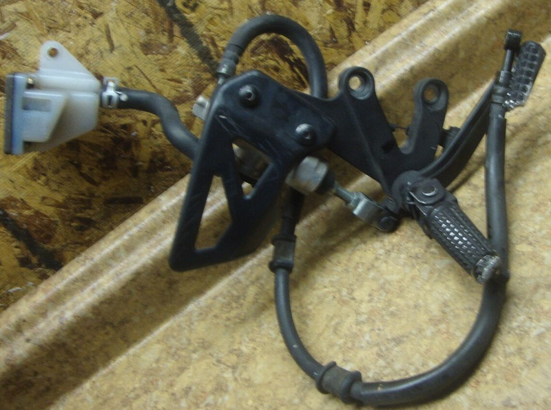 2003 Suzuki GSX-R600 GSXR6 R6 Right Front Foot Peg Rest Brake Lever Pedal Mount