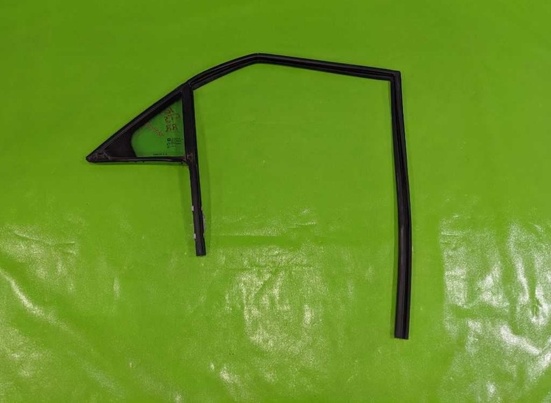 08-13 CTS PASSENGER RIGHT REAR VENT GLASS OEM 4253-63
