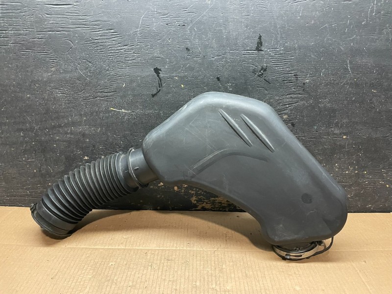 2011 to 2018 Chrysler 300 3.6L Air Intake Duct Tube Cleaner OEM y1744 DG