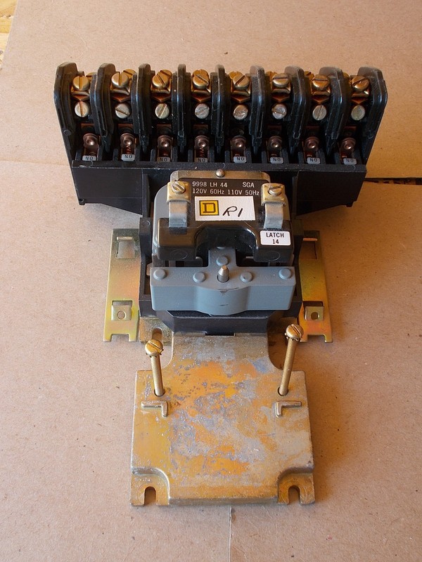 Square D 9998 LH44 Lighting Contactor Class 8903 Type LX01000 Series B