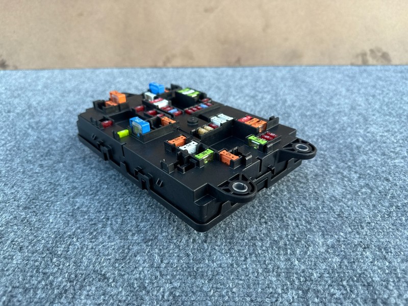 RIVIAN R1S R1T 22-24 OEM RIGHT PASSENGER CABIN FUSE RELAY JUNCTION BOX MODULE