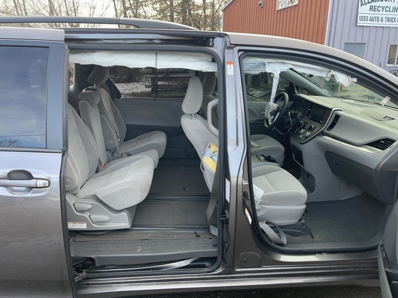 2011-2020 TOYOTA SIENNA RIGHT ROCKER W/POST GRAY PC:1H1 3.5L AT FWD 61K LE 64164