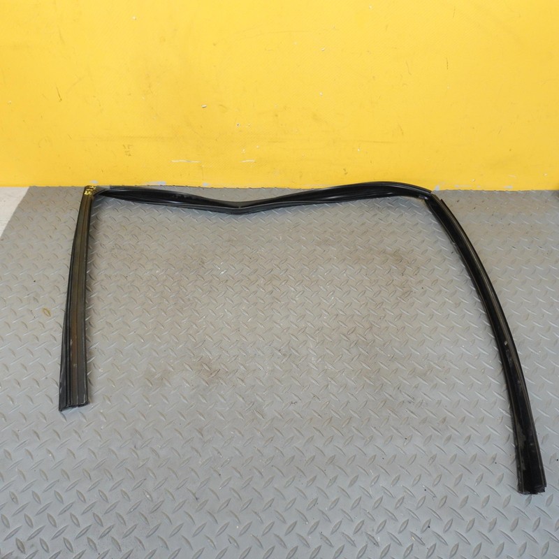 2020-2022 RANGE ROVER EVOQUE FRONT LEFT DOOR WINDOW RUN CHANNEL WEATHER STRIP