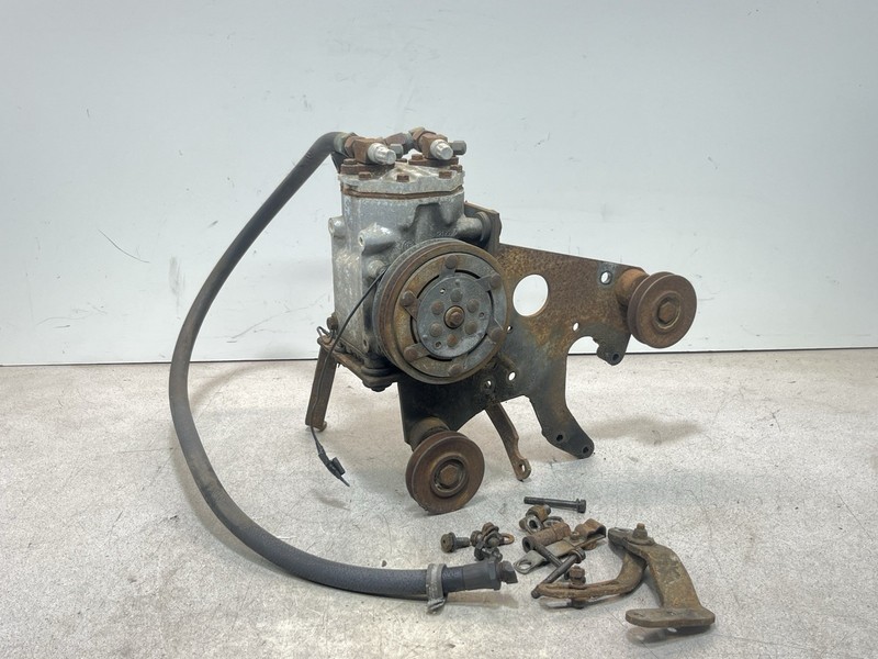 1963 Mercedes Benz W110 200 190 Gas AC Compressor A/C Mount Bracket Bolts W 110