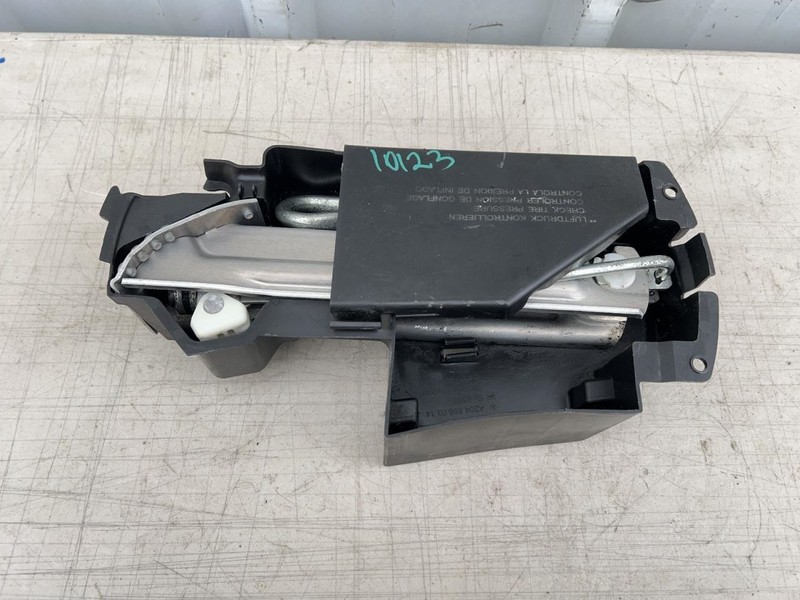 2008-2014 MERCEDES C-CLASS JACK W/TOOLS 61176