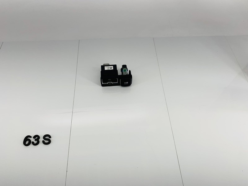 15-18 JEEP RENEGADE CENTER CONSOLE AUX & USB POWER OUTLET CHARGING PORT OEM
