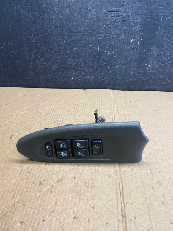 2002-2005 Chevrolet Trailblazer Left Driver Window Control Switch AE4042 DG