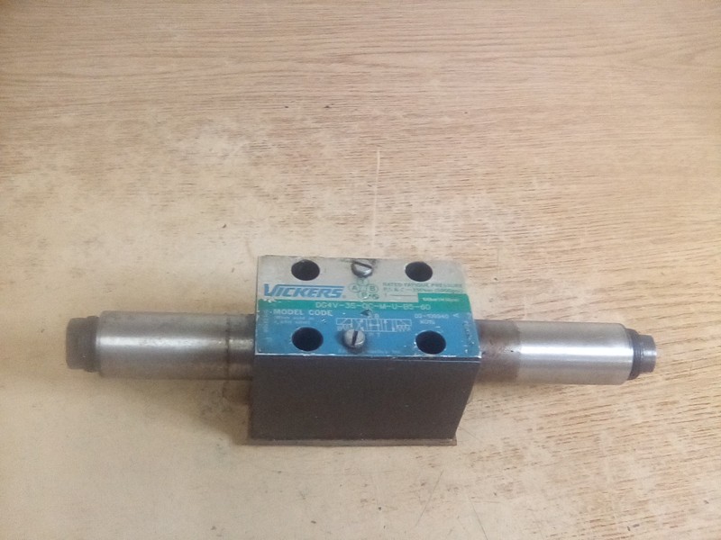 Vickers DG4V-3S-OC-M-4-B5-60 Valve Block