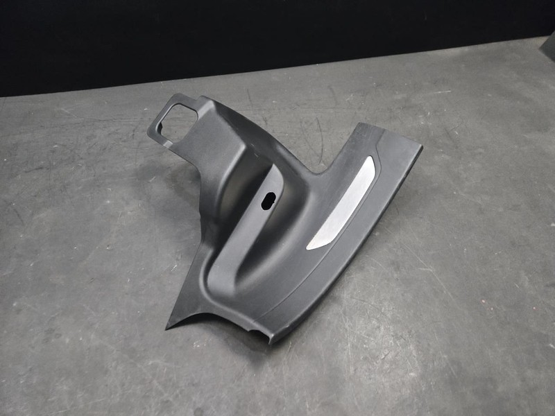 Rear Right Door Sill Plate 2018 Range Rover Velar J8A2-13244-AD8PVJ 2019 - 2022