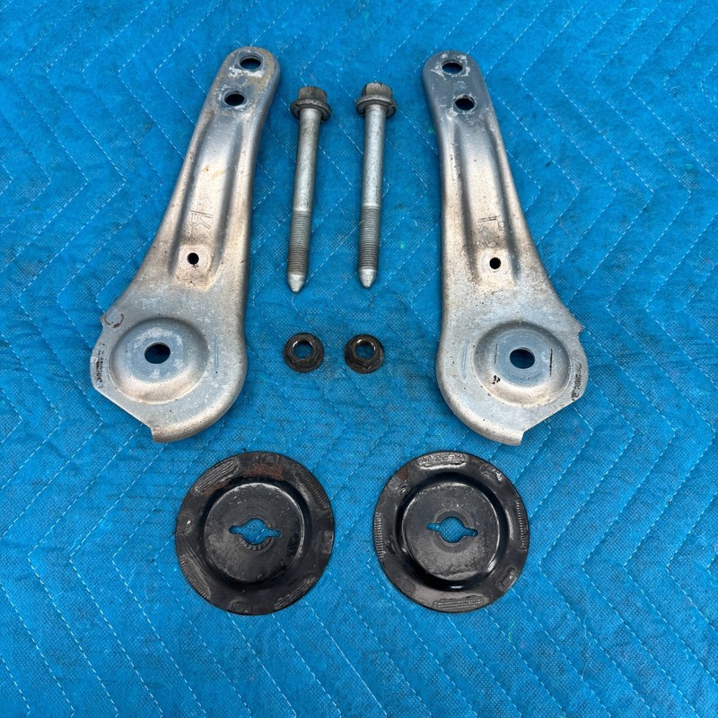 2011–2013 Hyundai Equus Rear Subframe Mount Bracket Set with Bolts OEM