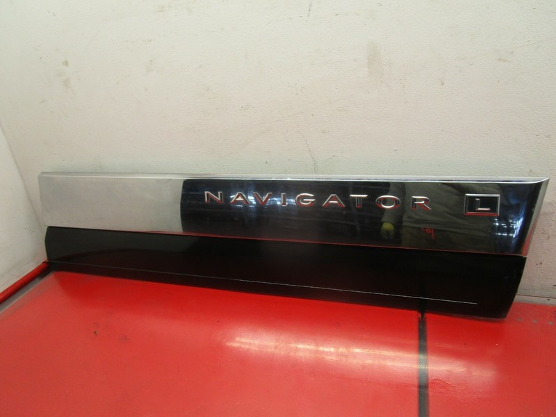 07-14 LINCOLN NAVIGATOR L FRONT RIGHT PASSENGER SIDE DOOR LOWER MOLDING TRIM OEM