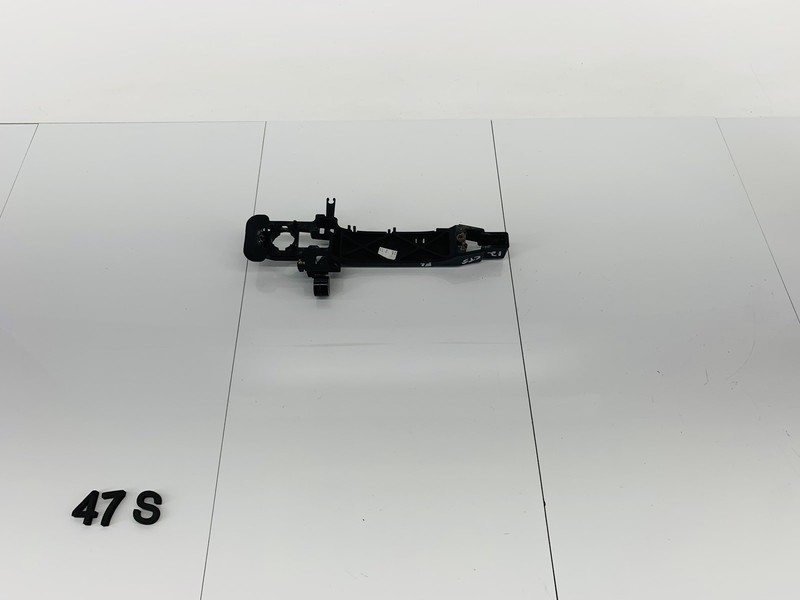 10-14 CADILLAC CTS FRONT LEFT DRIVER SIDE EXTERIOR DOOR HANDLE BRACKET MOUNT OEM