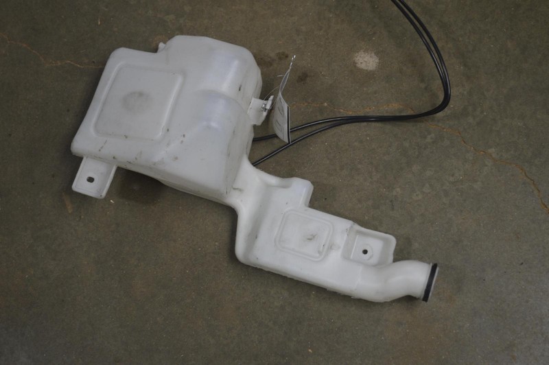 2015-2019 CHEVY/GMC SUBURBAN WINDSHIELD WASHER FLUID RESERVOIR BOTTLE TANK OEM
