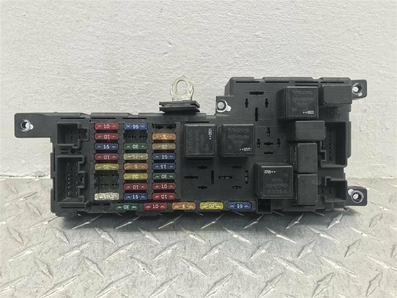 2004 VOLVO 60 70 80 SERIES ENGINE FUSE BOX 2.9L 2WD OEM 8678449