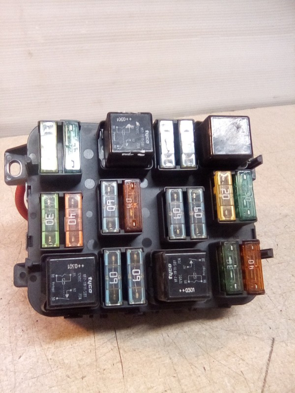 2004 Volvo VNL 20470167Fuse/Relay Box